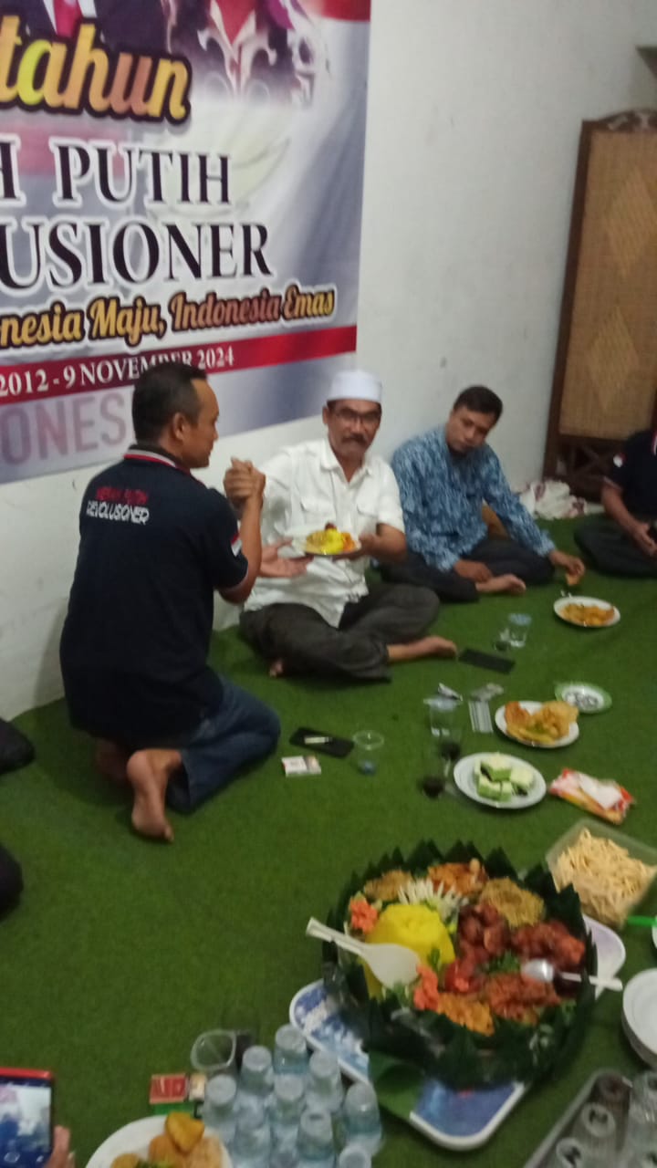 Penyerahan Potong Tumpeng kepada Ketum